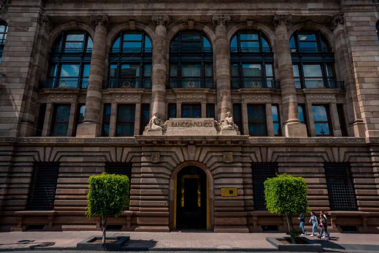 Passando pelo Banco Nacional do México