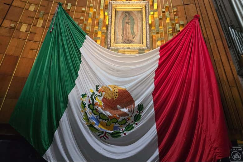 Le drapeau mexicain sous la Vierge de Guadalupe