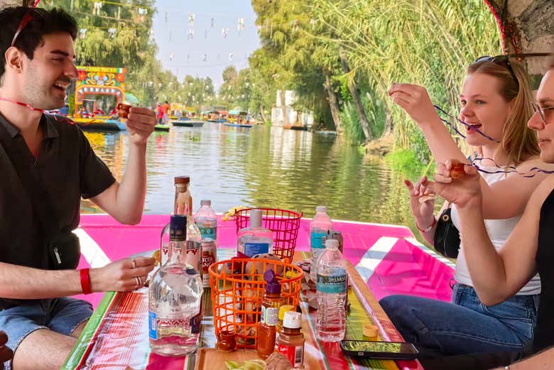 À bord d'une trajinera à Xochimilco