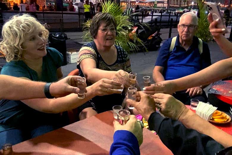 Disfrutando de las bebidas en la cantina