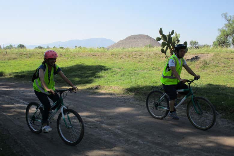 Vista de las pirámides durante el tour en bicicleta