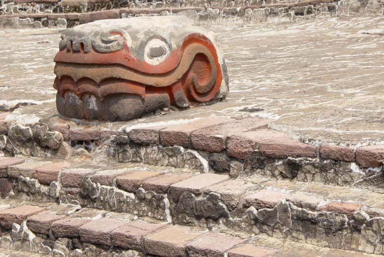 Cabeça de serpente nas ruínas do Templo Mayor