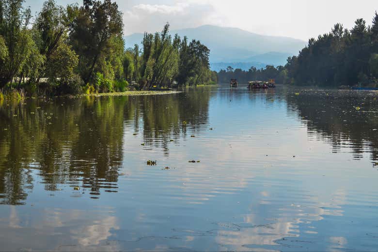 Um canal em Xochimilco