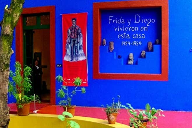 Inscripción de ''Frida y Diego vivieron en esta casa''