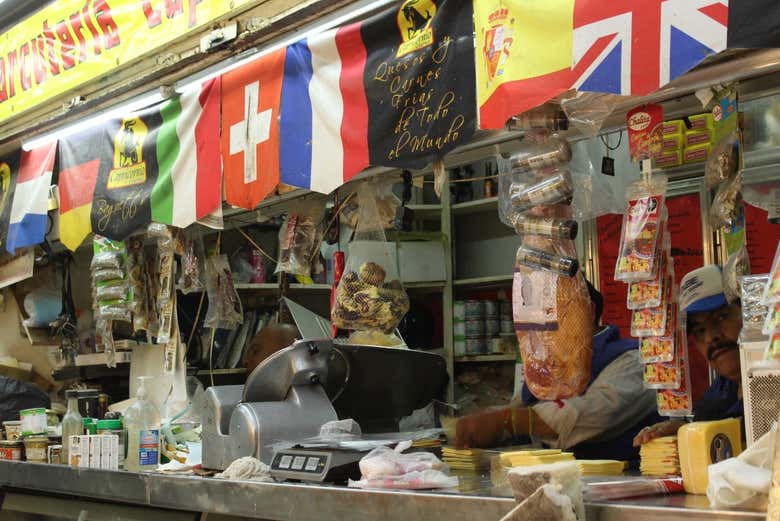 Una charcutería dentro del Mercado de Comida Exótica