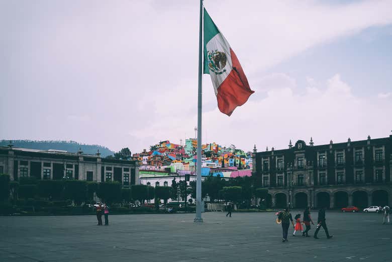 Bandera mexicana ondeando al viento 