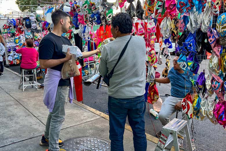 Comprando unas máscaras de lucha libre