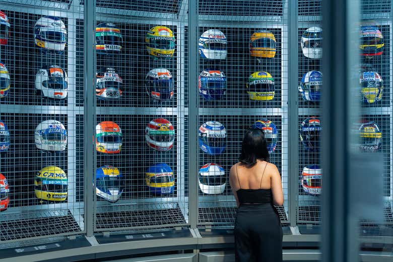 Contemplando la colección de cascos 