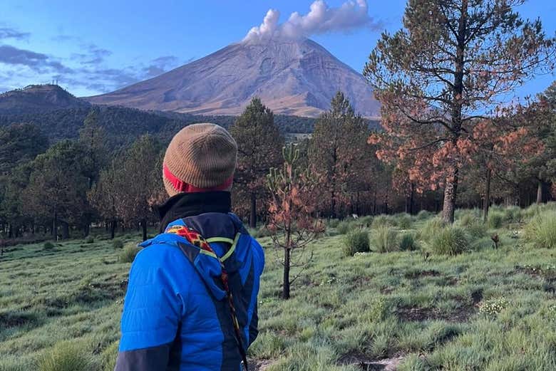 Un partecipante osserva un vulcano nel  Parco Nazionale