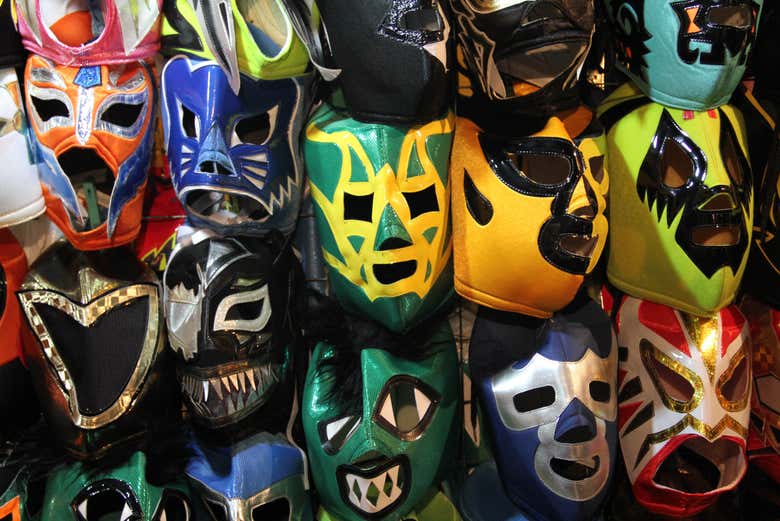 Los luchadores usan llamativas máscaras