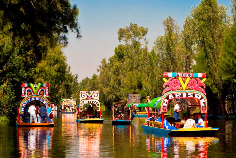 Navegando en trajineras por los canales de Xochimilco