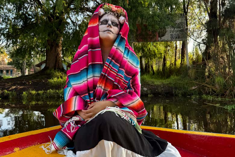 Descubrid el simbolismo del maquillaje y atuendos de Catrina