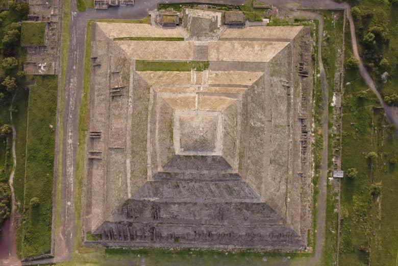 Vista de dron de una de las pirámides de Teotihuacán
