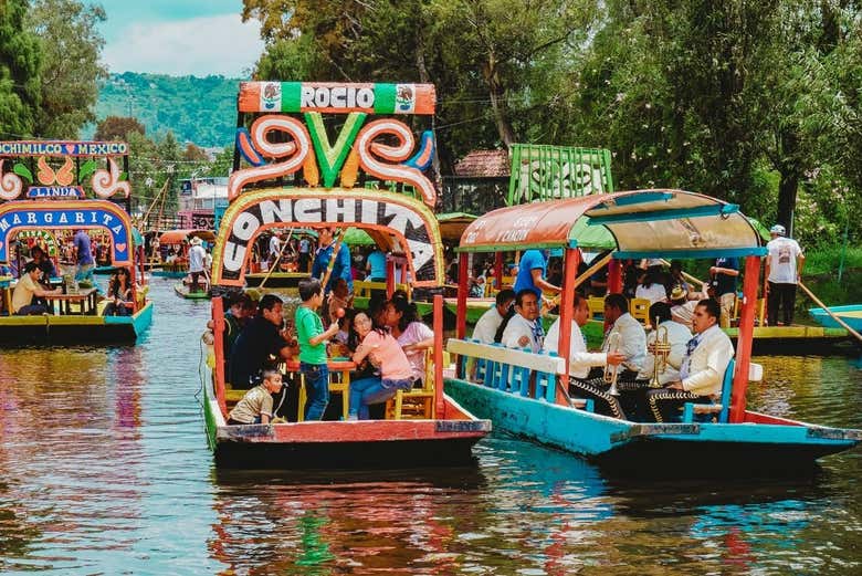 Durante el paseo en trajinera en Xochimilco