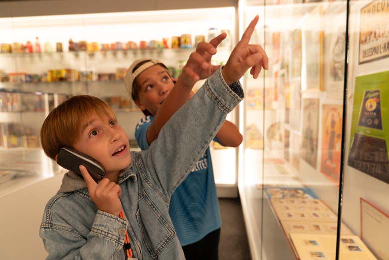 Conociendo la sala de empaques y diseños antiguos de chocolate
