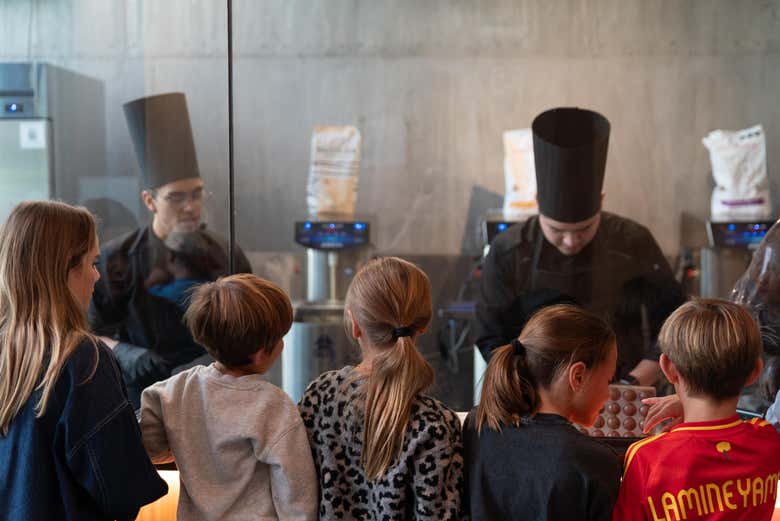 Observando una demostración de chocolate en el museo