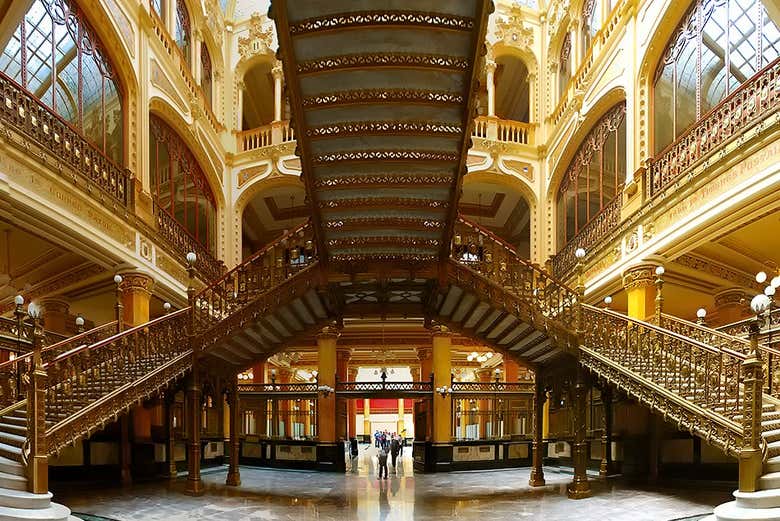 Admirando as belas escadarias do Palácio Postal
