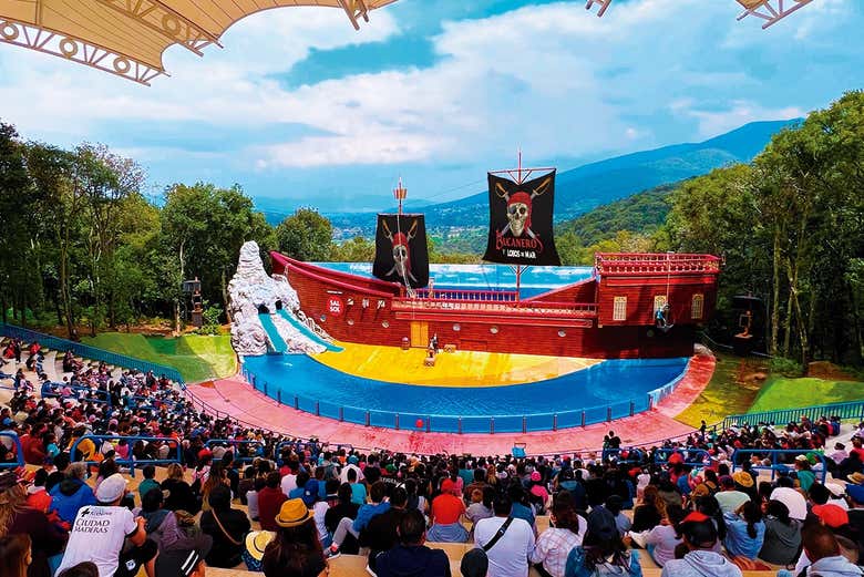 Esperando para ver o espetáculo no parque
