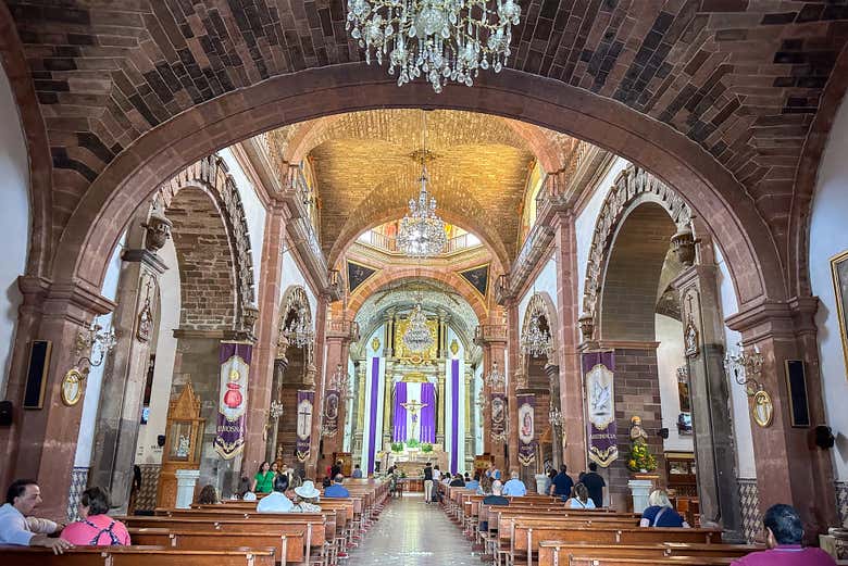 O interior da Paróquia de São Miguel Arcanjo