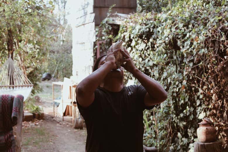 O xamã Huitzi realizando uma cerimônia sagrada