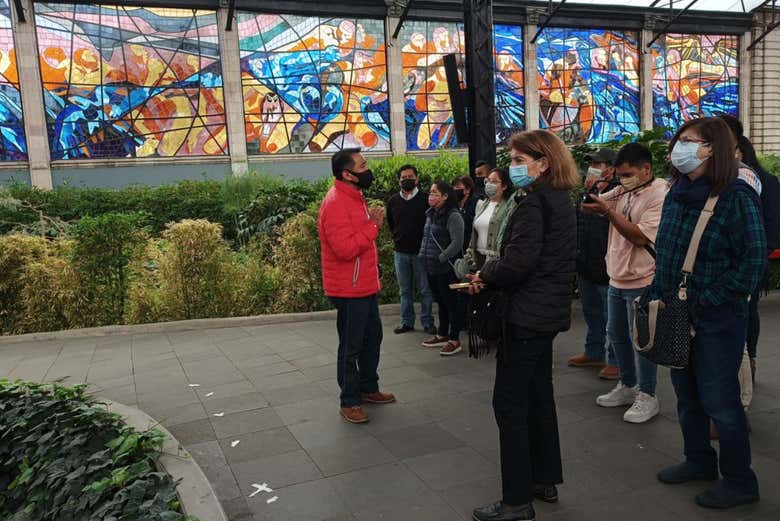 The guide explaining things to the tour group in Toluca