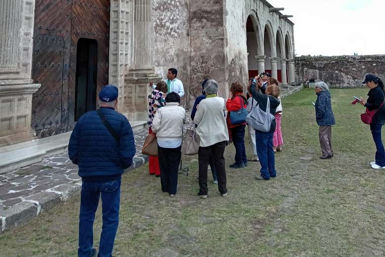 À l'écoute des explications du guide