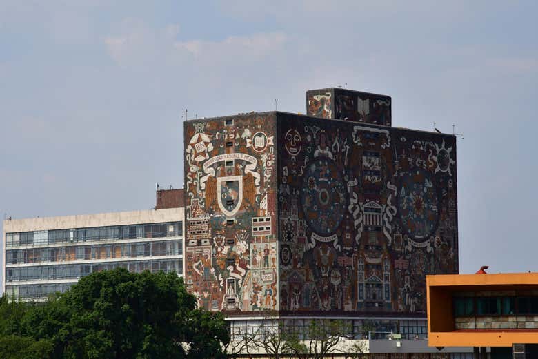 Fachada de la Biblioteca Central UNAM