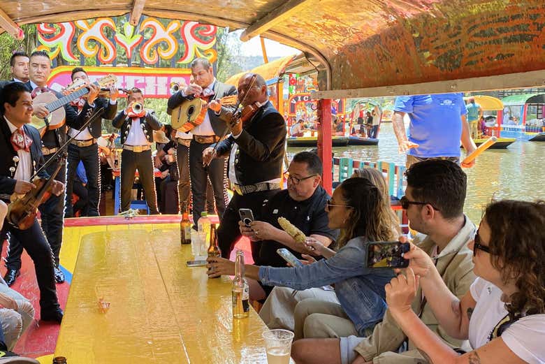 Disfrutando del espectáculo de mariachis