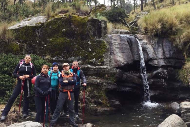 Foto junto a una cascada