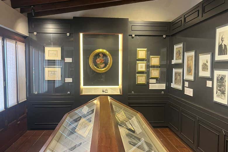 Una sala con fotografías familiares