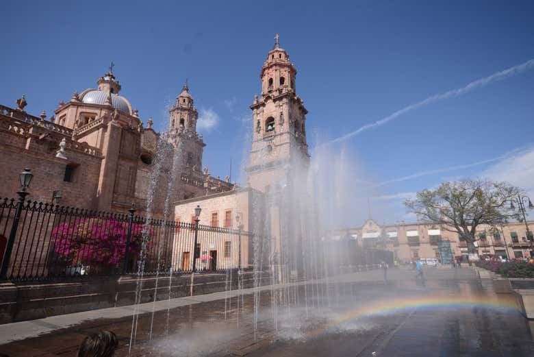 Fuente ante la Catedral de Morelia