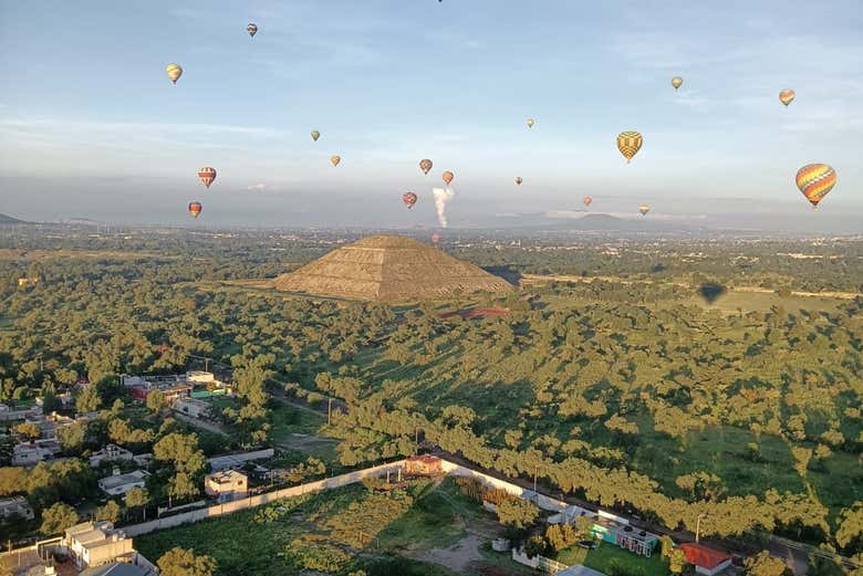 Globos sobre la pirámide