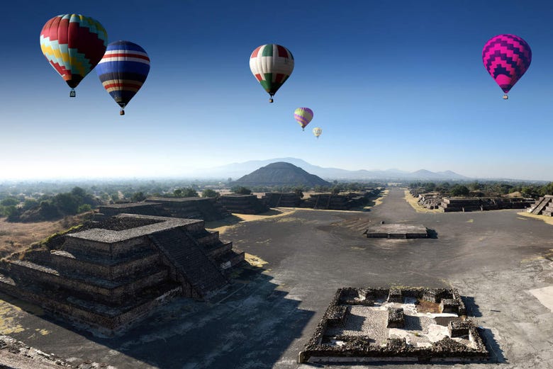Globos sobre Teotihuacán