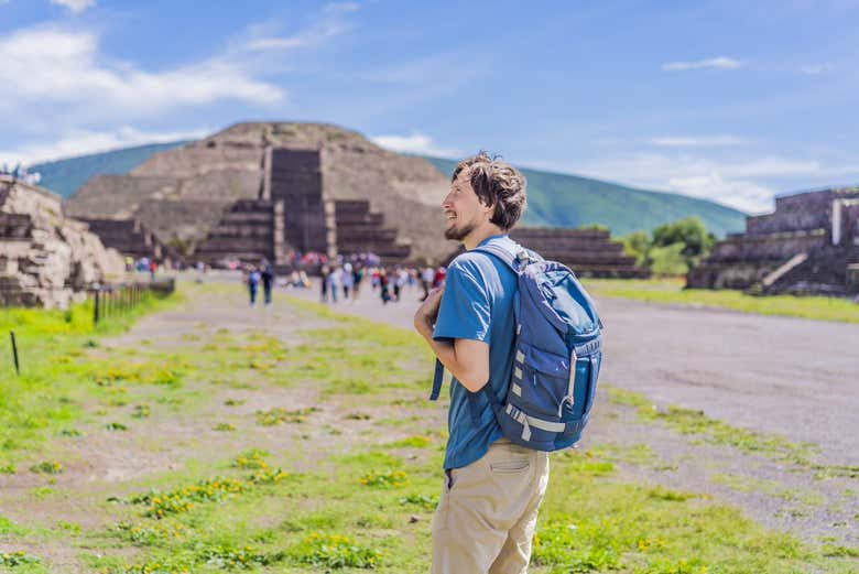 Contemplando la grandeza de las pirámides de Teotihuacán