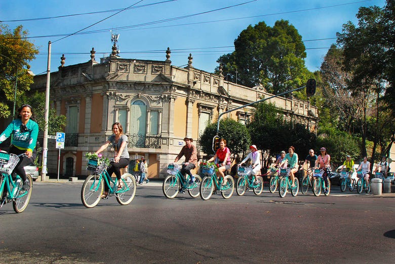 Grupo de bicicleta pelas ruas da Cidade do México