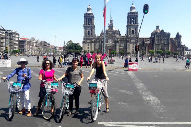 Grupo con bicicletas frente a la Catedral de Ciudad de México