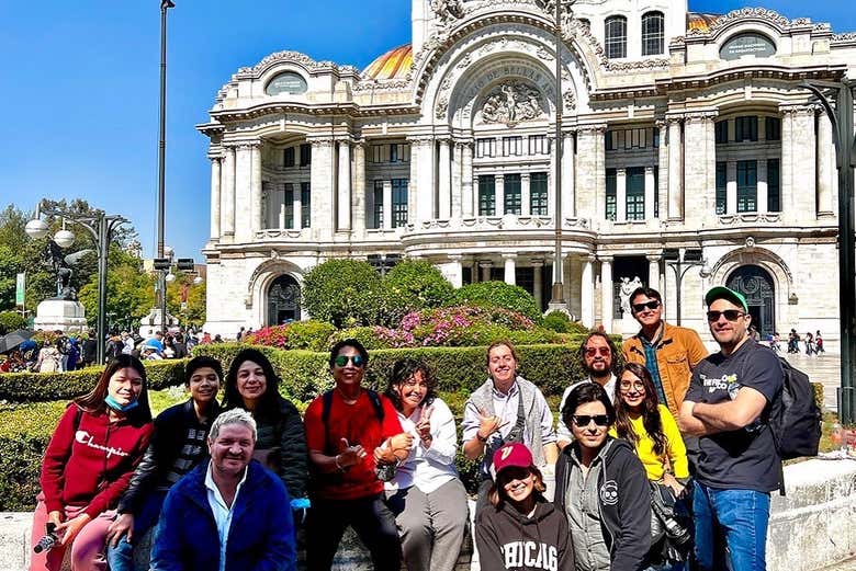 A group photo in front of the Palacio de Bellas Artes