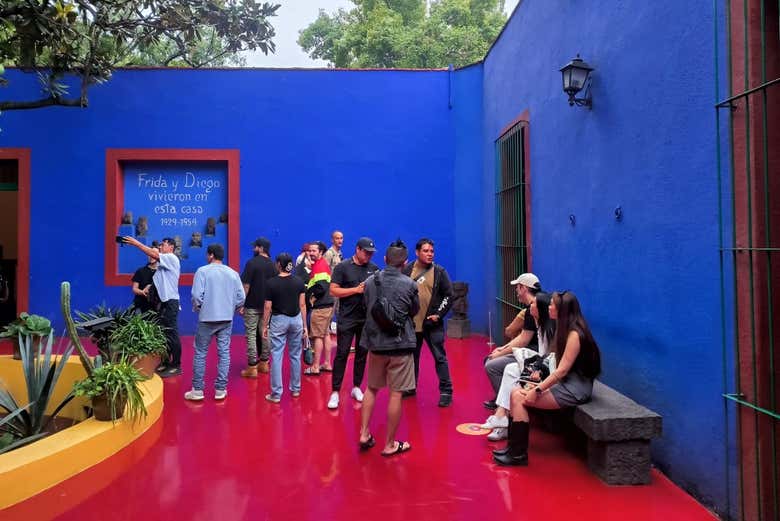 Disfrutando de la visita guiada por el Museo Frida Kahlo