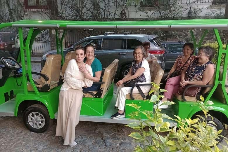Un grupo de turistas subidas al vehículo eléctrico