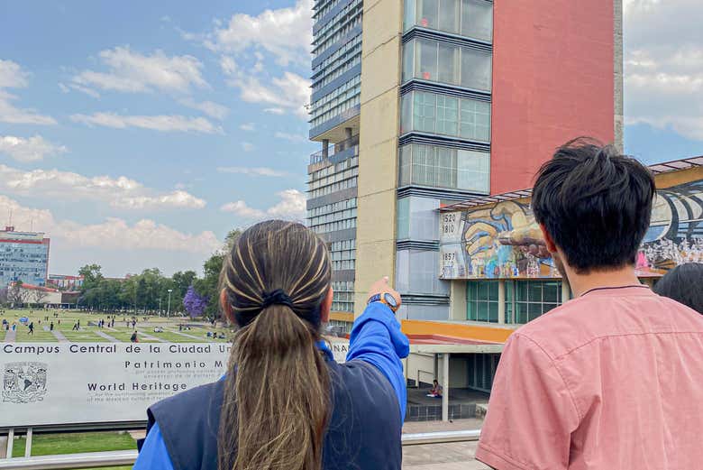 El guía os explicará todo sobre los murales