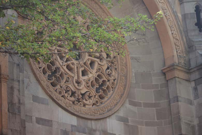 Admirez la façade de la Sagrada Familia 