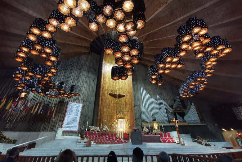 Interior de la basílica