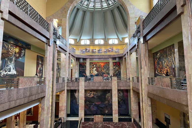 Os interiores são dominados por um estilo Art Déco