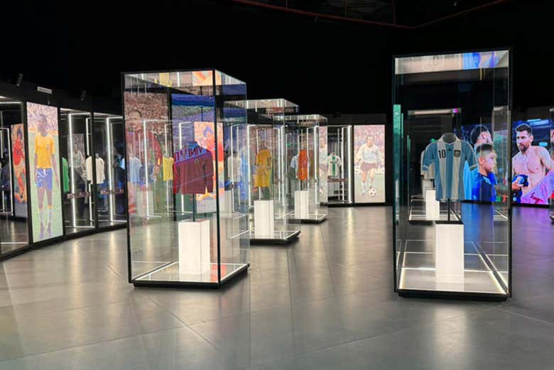 Vitrinas con camisetas de jugadores históricos