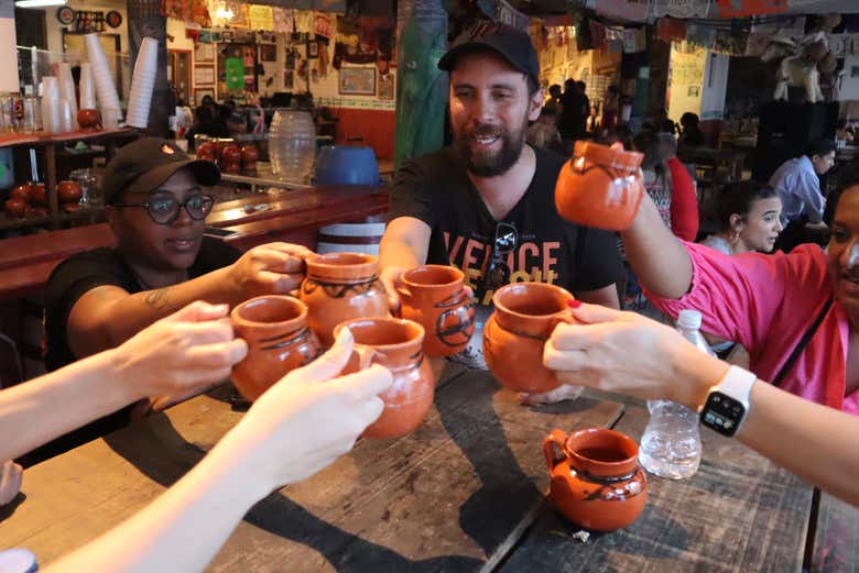 Un brindisi fra i partecipanti