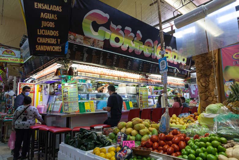 Chiosco di frutta e verdura in un mercato tradizionale