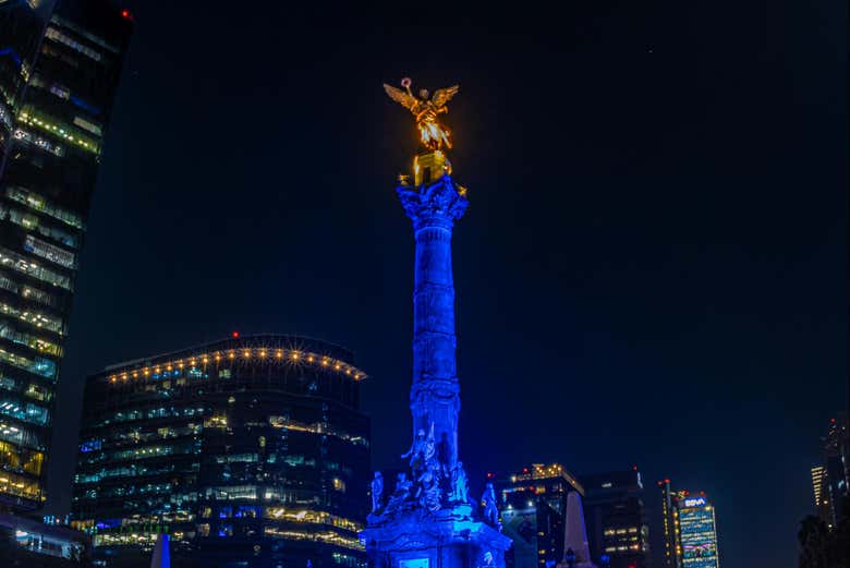Monumento a la Independencia iluminado en azul 