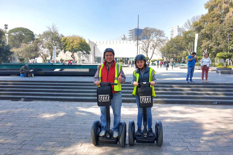 Paseando en segway frente al Museo de Antropología