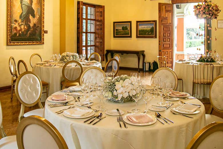 Una de las mesas preparadas para la cena