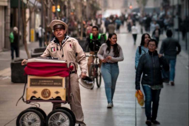 Un organillero en el centro histórico de Ciudad de México